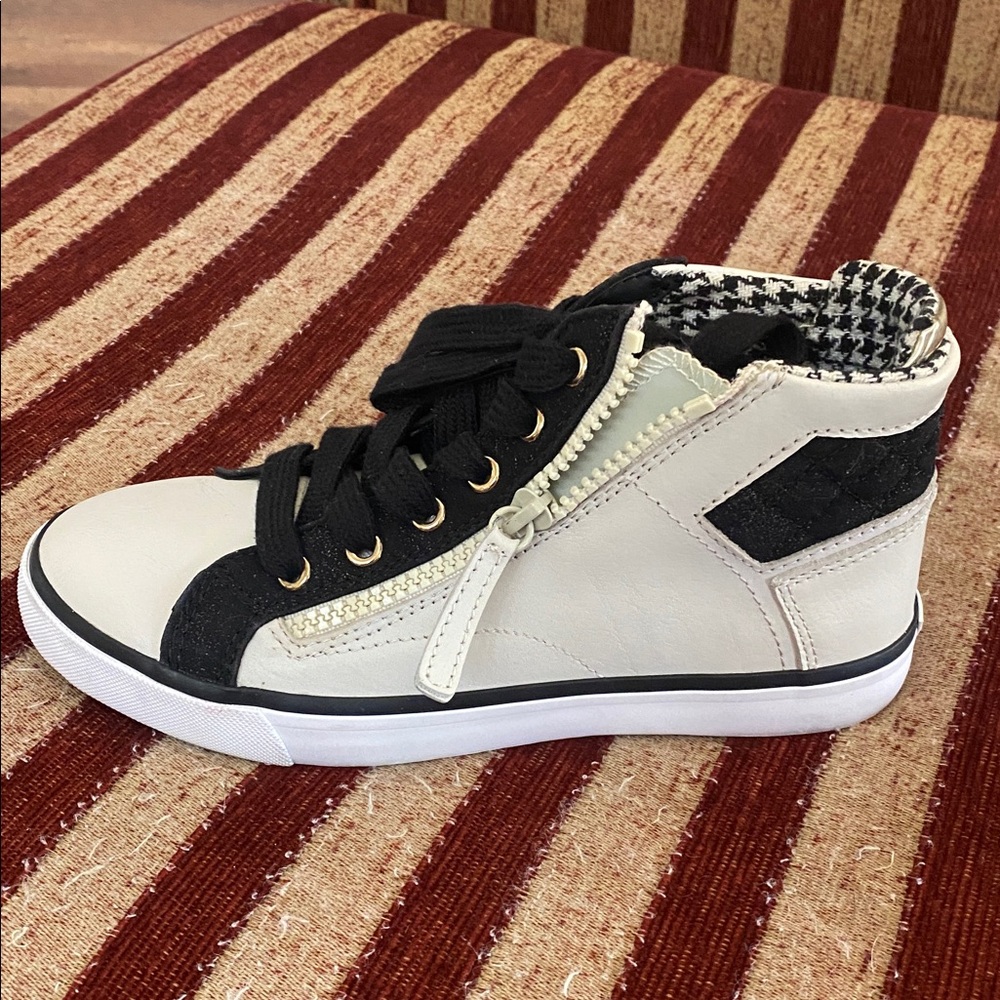 Guess Black and White Sneakers with gold and silver accents. Size 6 1/2 - Picture 7 of 15